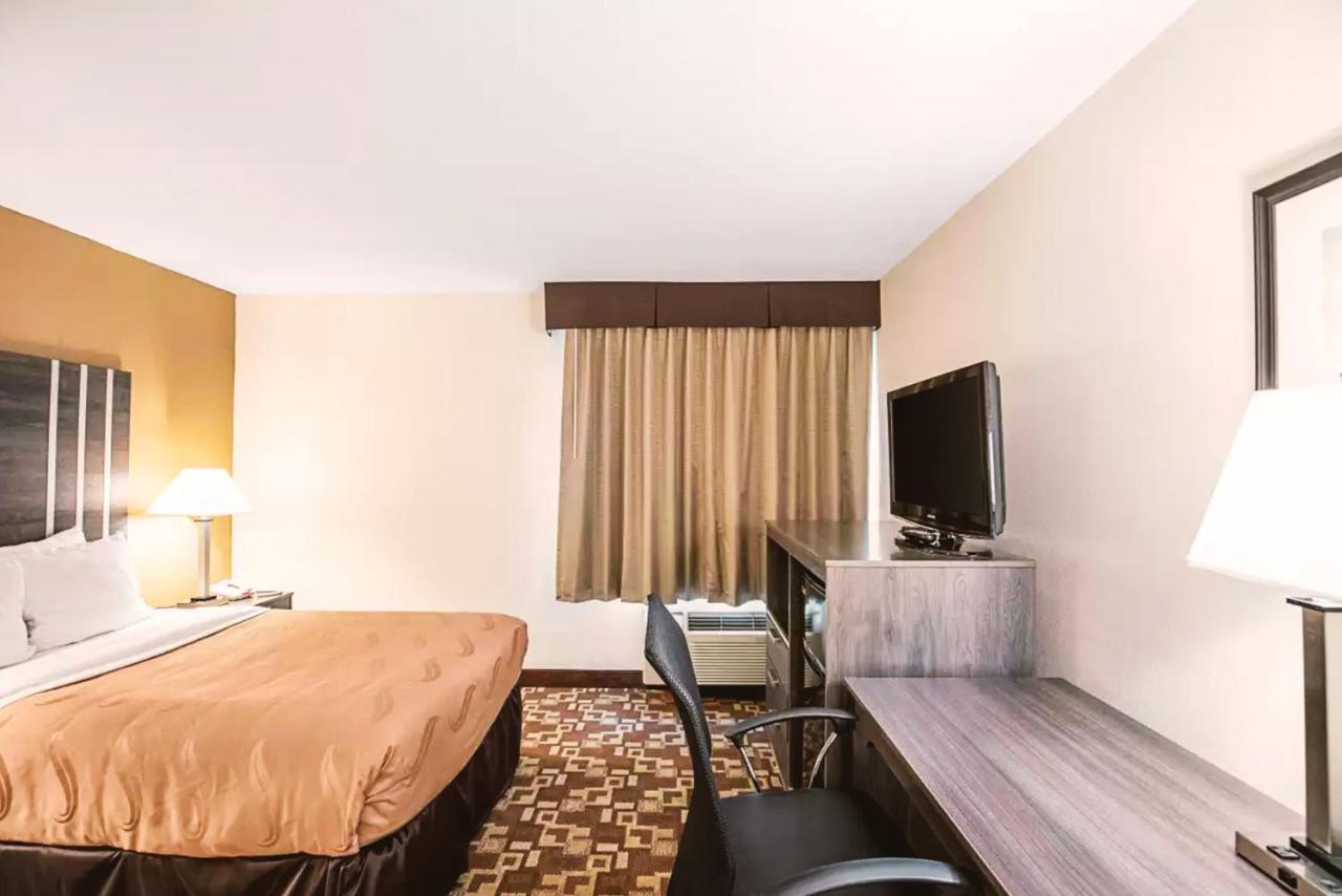 Quality Inn & Suites Milwaukee Eksteriør billede