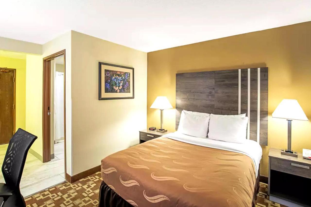 Quality Inn & Suites Milwaukee Eksteriør billede